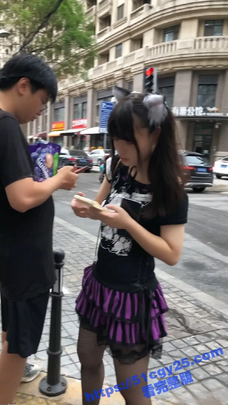 漫展三天偷拍无内萝莉！黑色网袜包裹圆润翘臀 粉嫩私处一览无余 诱惑到令人窒息！ 图2