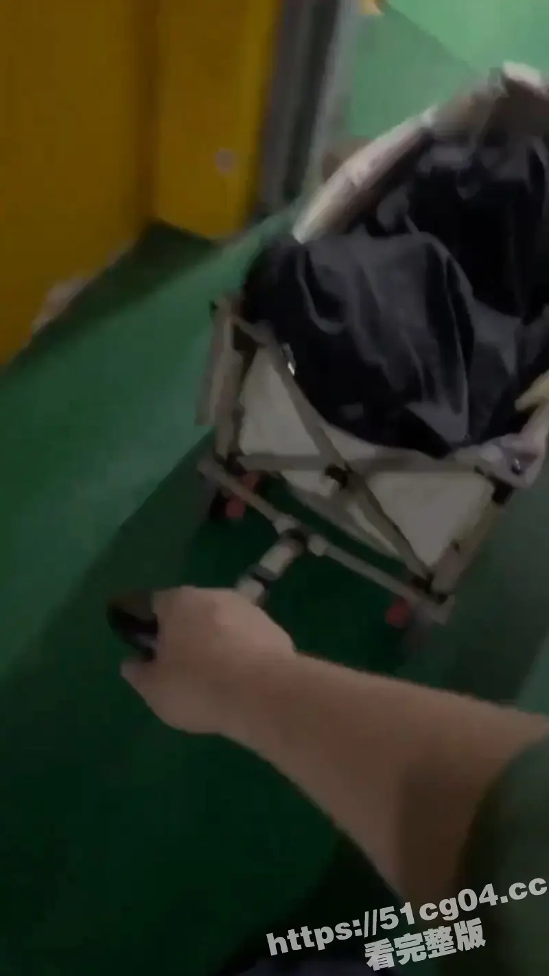 实拍顶级母狗 被主人绑成人型犬 夜晚被主人牵着户外遛狗 母狗身材不错 中国人都玩这么花花了么 图1