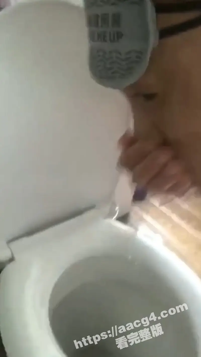 真是跪久了 崇洋媚外的男子在国外秀优越感 说外国的厕所都比中国牛逼马桶的水直接可饮用 现场亲身试水 图7