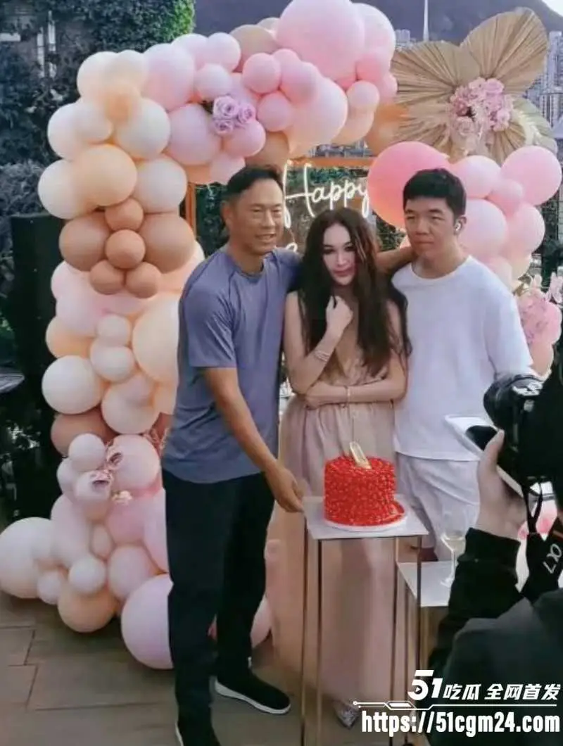香港知名艺人 温碧霞 59岁生日现场遭养子强吻 当众暧昧乱伦毫无母子界限！ 图5