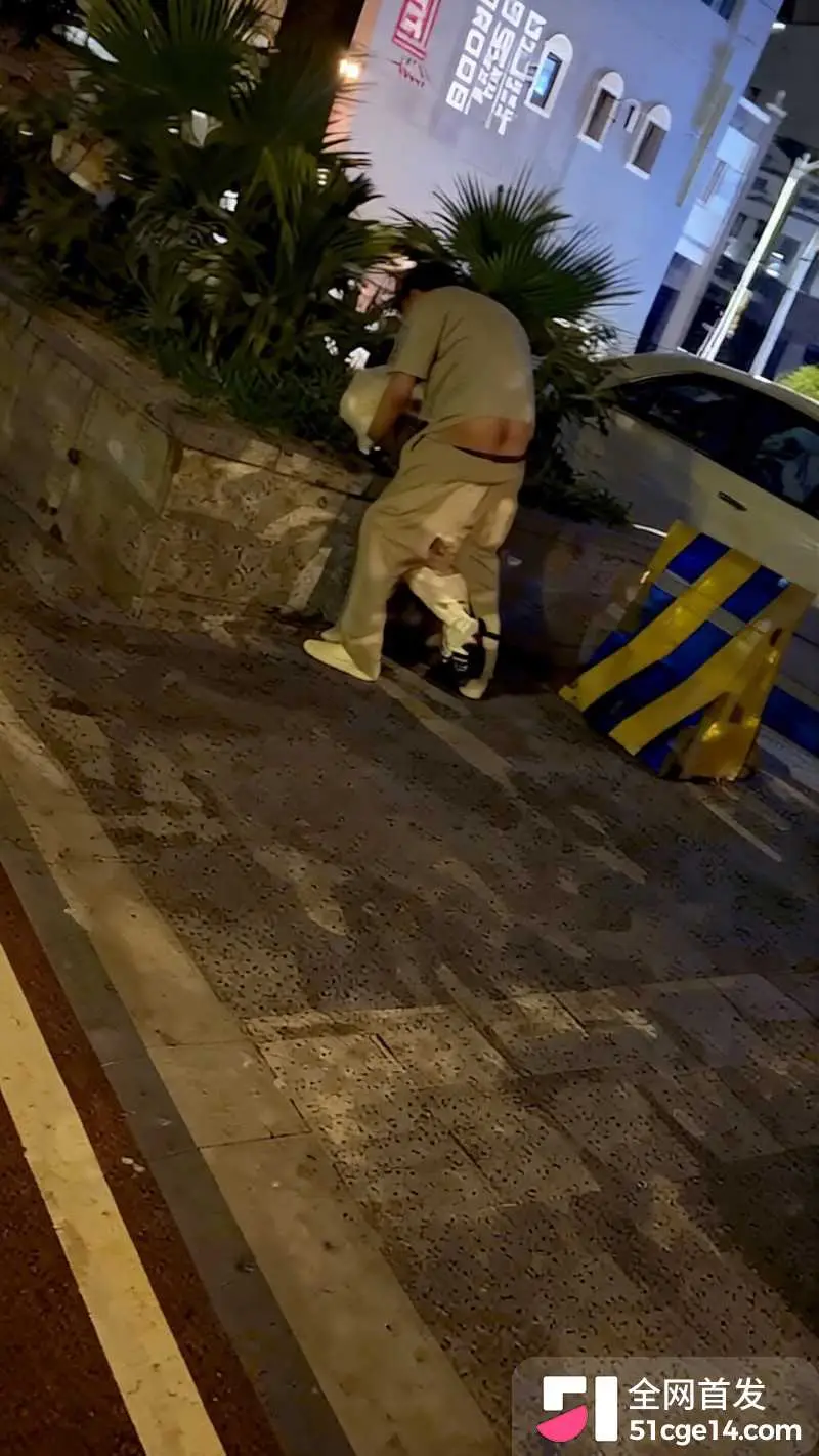 广东惠州水东街 饥渴小淫虫当街操穴 马路牙子上演激情活春宫！ 图2