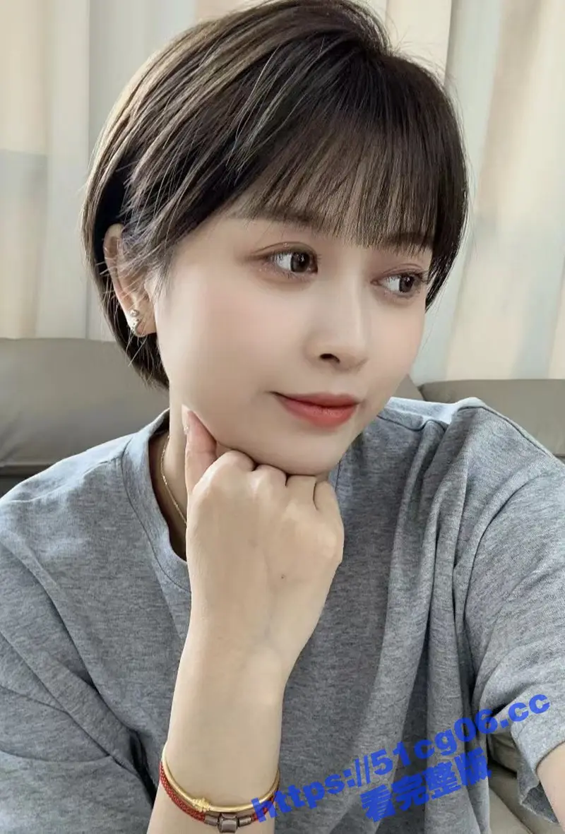 和女主管约炮开房 平时上班还挺正经 没想到开房的时候还穿了黑丝 撕烂她的黑丝就是操 图4