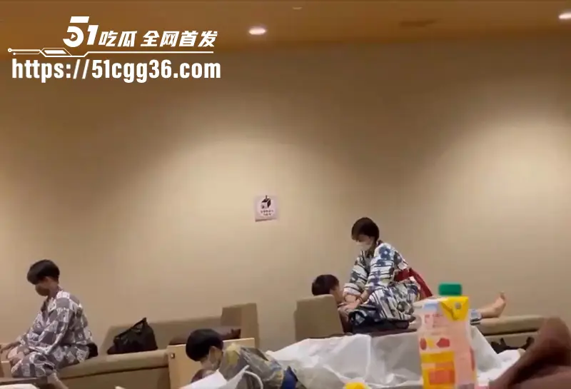日式洗浴会所休息大厅 年轻情侣当众骑乘做爱 美女披着浴袍上下摆臀 全然不顾旁人眼光 现场超刺激！ 图1