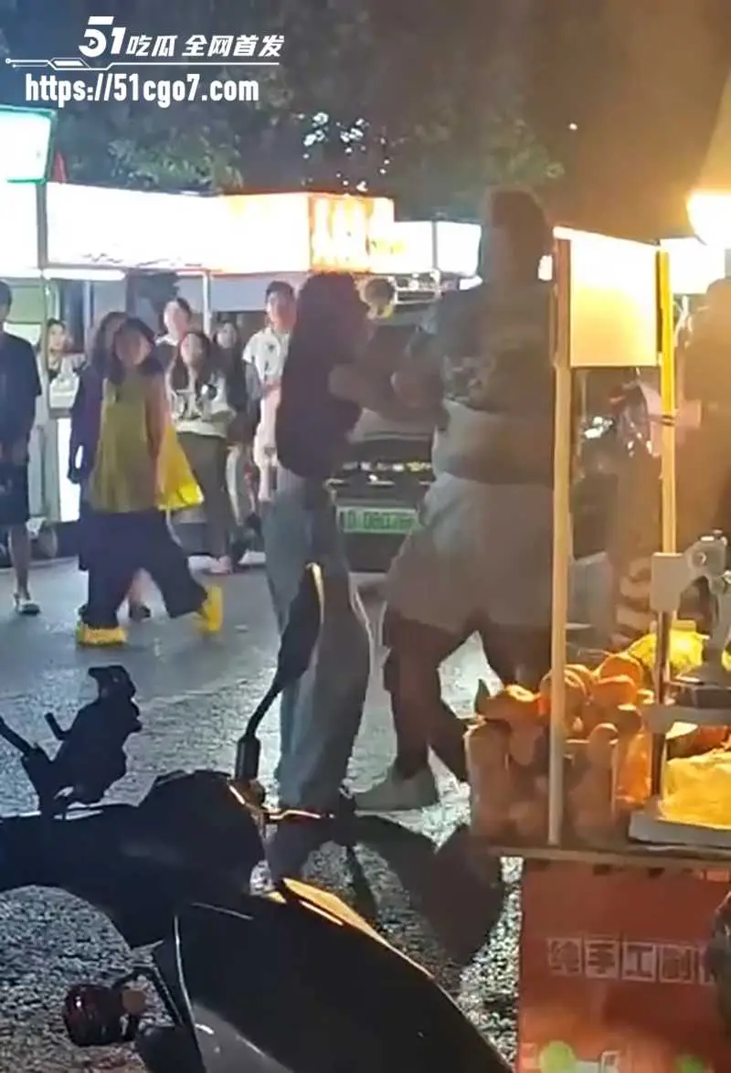 枣庄夜市爆出命案 情侣购买幼犬遇壮汉截胡 男友争论竟被当街打死 口鼻窜血惨不忍睹 图3