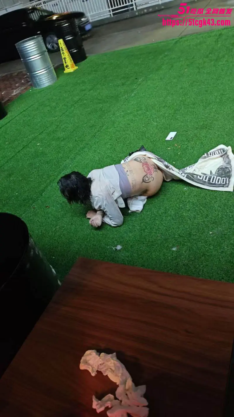 酒吧小姐姐醉倒户外露逼 翘臀纹身晃眼 现金裹身太骚浪 画面淫靡直击下体！ 图2