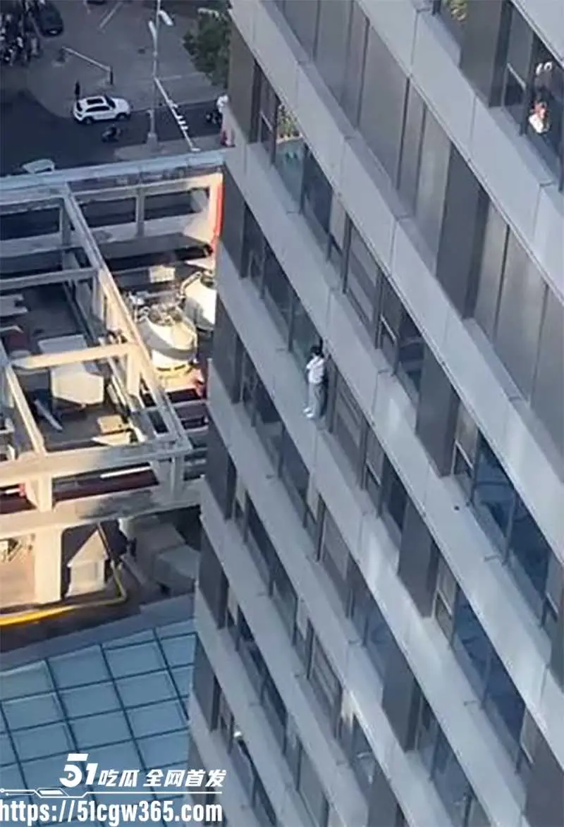 石家庄万象城 绿衣少女跳楼坠亡 美女窗台悬峙四小时 反复求见班主任未果纵身一跃 现场视频戳痛人心！ 图4