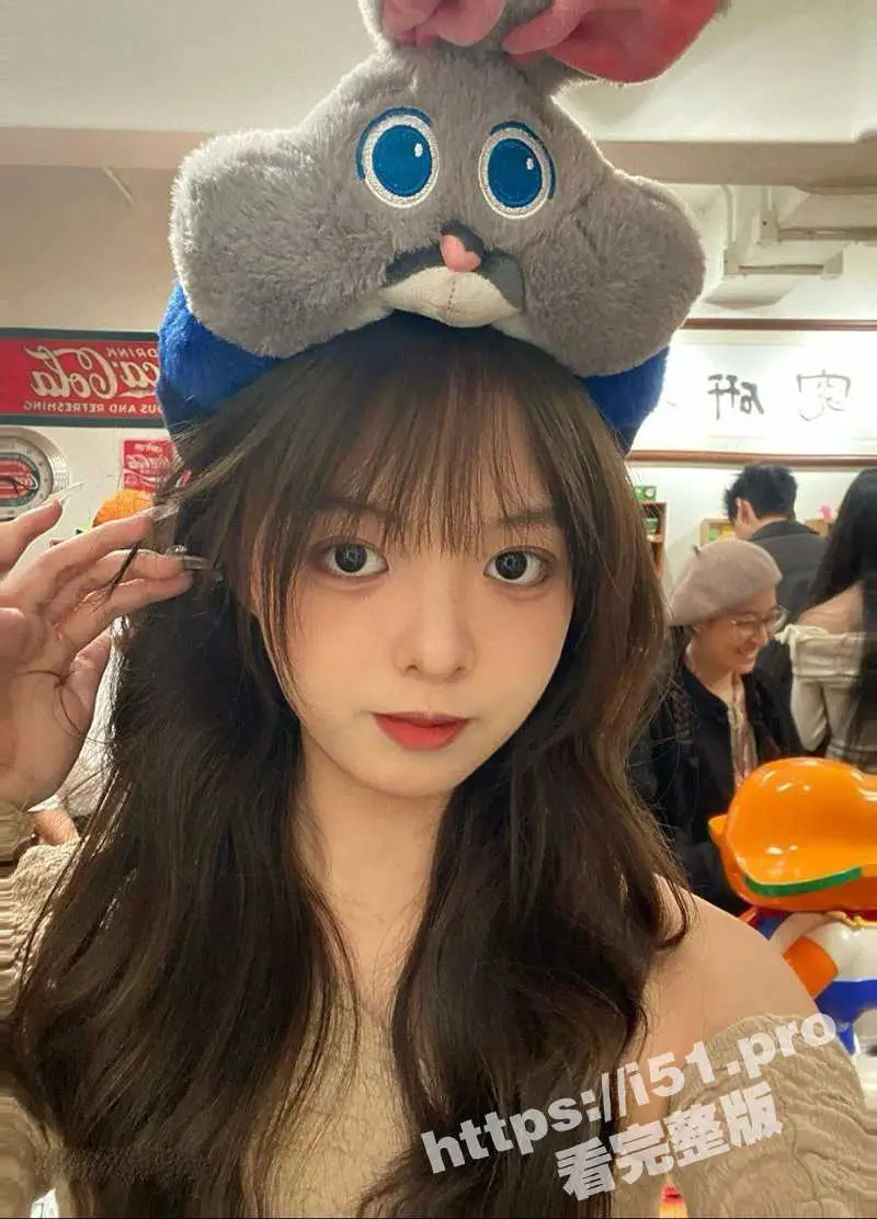 福州龙华职业学院 可爱型美女 李菲婷 欠网贷无奈肉偿 还拉上闺蜜和老板一块3P双飞！ 图1