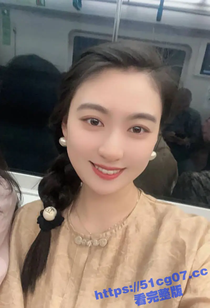 云南省第一人民医院的颜值担当 陈萍萍 为能成功上位科室主任 趴在办公桌上翘着屁股等待被领导后入! 图6