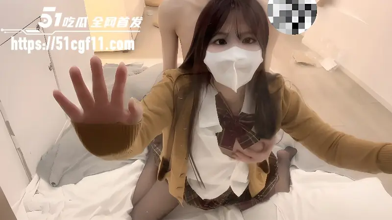 51原创野猫小怪兽 小妹妹主动应聘性爱岗位 穿开裆丝袜到岗直接体验！ 图5