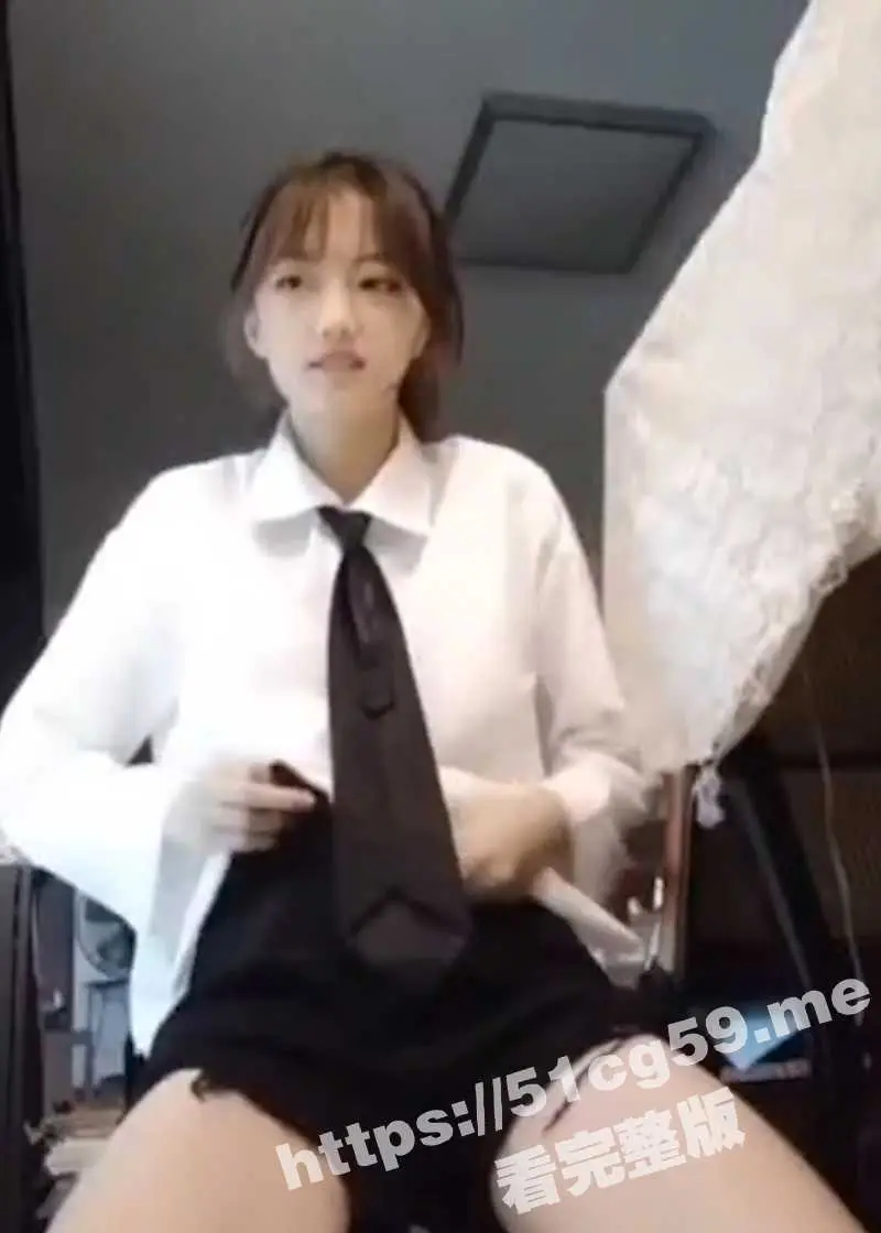 清纯女高自慰翻车现场 给狼友发福利自慰表演 被老妈突然撞见! 图2