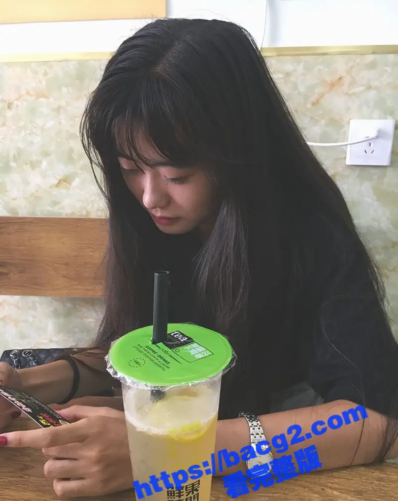 高校学妹约炮视频流出 一杯奶茶就能带走开房 反差骚货小母狗口技惊人 图1