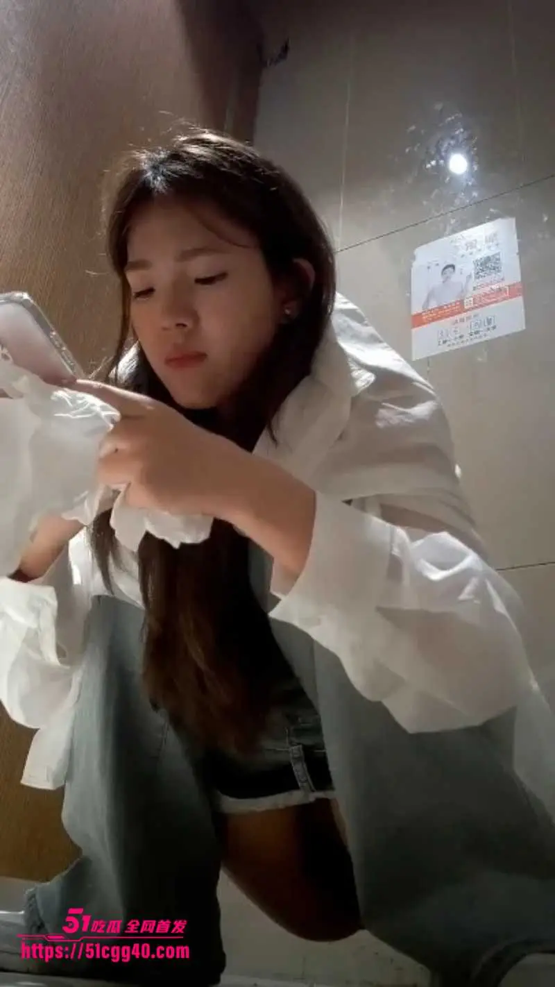 酒吧女厕偷拍 多位高颜值美女放尿实拍 美腿嫩臀阴毛浓密 近距离展示释放圣水精彩瞬间! 图6