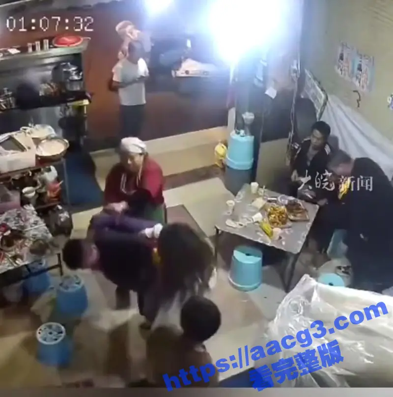 云南昆明烧烤店再现调戏女生事件 黑衣男子公然猥亵遭男伴制止反被暴打 老板娘霸气出手 图5