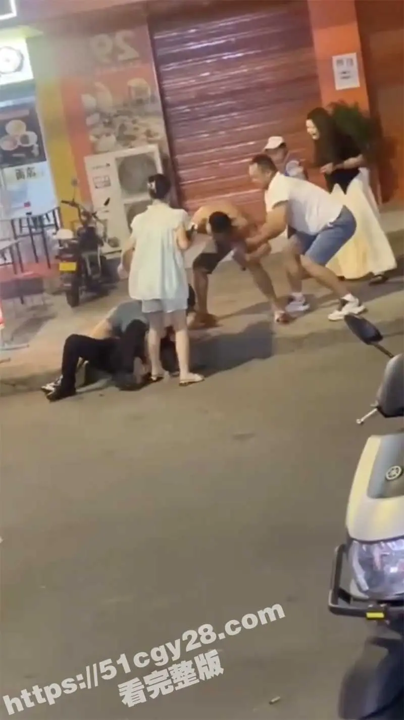 陕西省城固县 男子520偷情别人老婆 被原配抓奸后带着一堆兄弟暴揍 情绪失控拎起菜刀当街砍头 现场视频流出! 图1