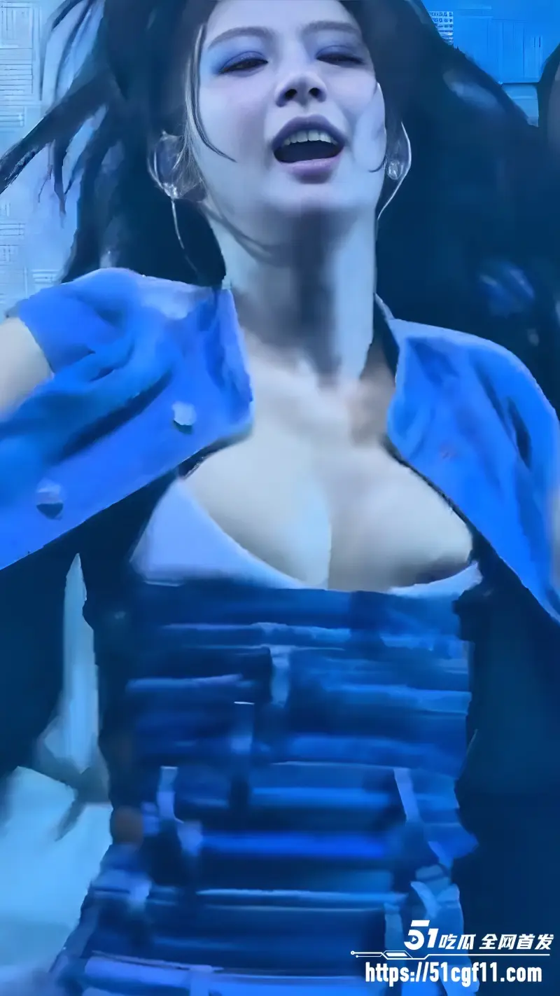 BLACKPINK成员 金珍妮 音乐节再度走光 舞台表演卖力热舞 衣服滑落乳头乍现！ 图7