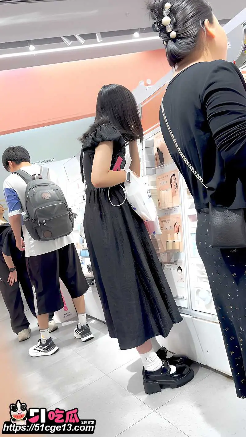 顶点大师系列 商场跟踪抄底多名甜妹 低角度贴裙CD 穿长裙就不怕走光了? 图3