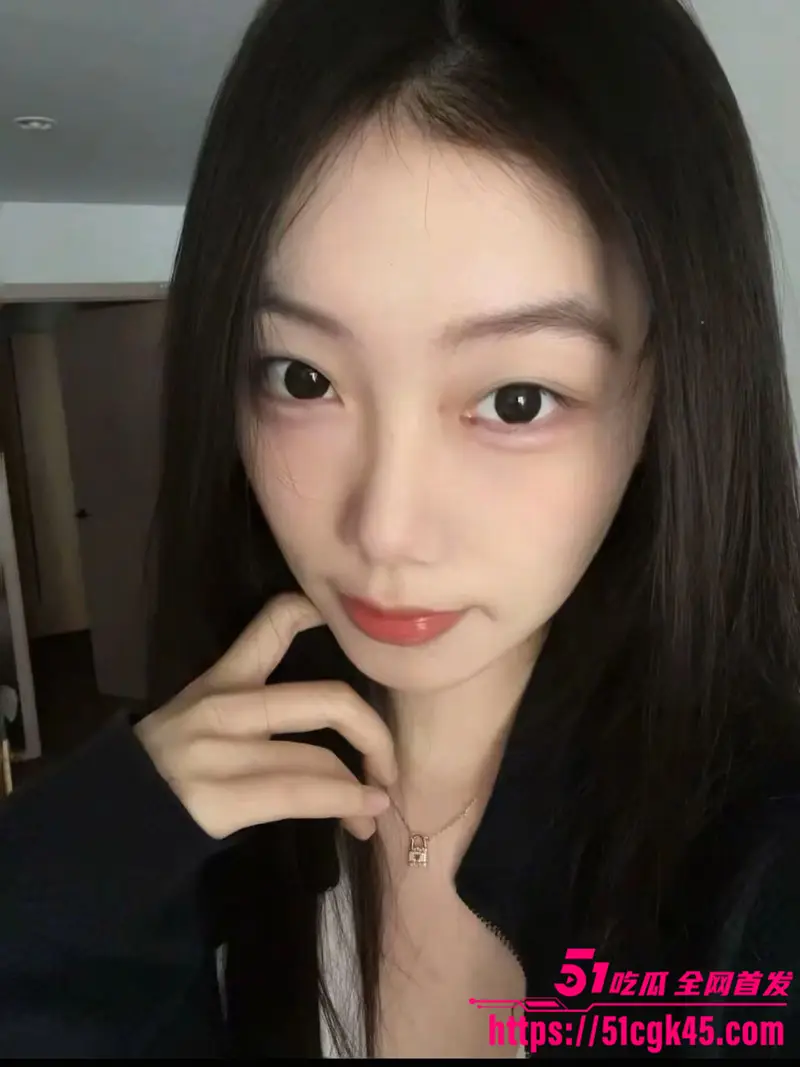 重庆175披肩长发美女 小婷 男友无套爆操视频流出 黑丝美腿极品身材 露脸口交一脸淫靡！ 图4