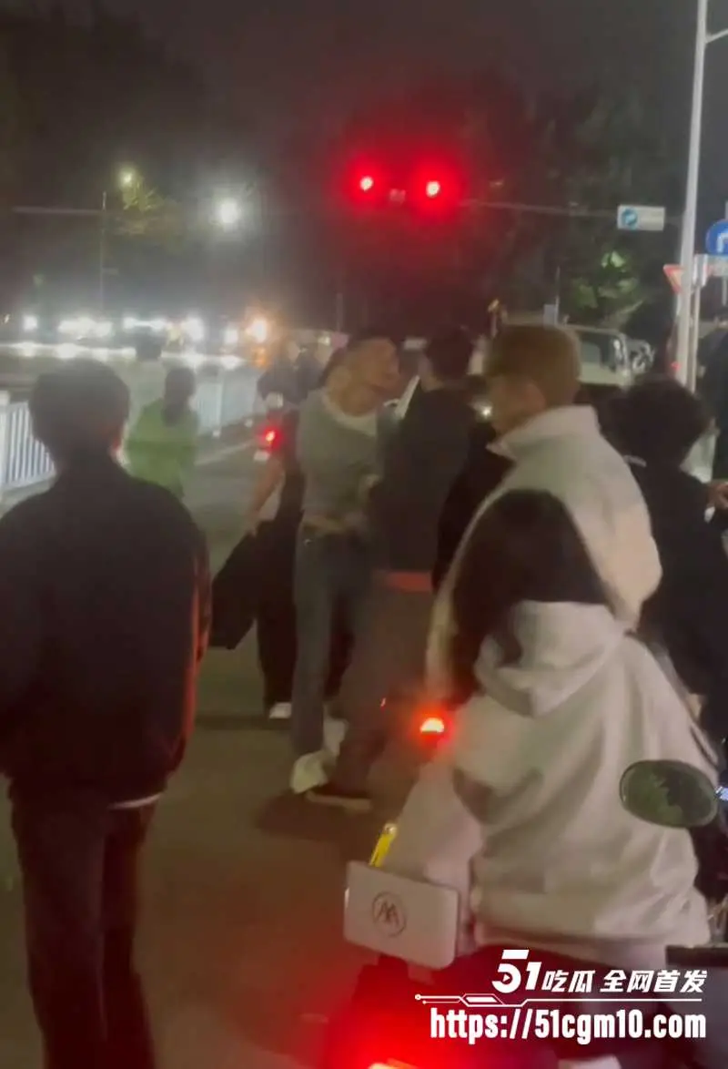 潮汕人妻当街抓奸 小三竟是男GAY 老公认怂跪街求饶 女子怀疑人生当场崩溃大哭! 图3