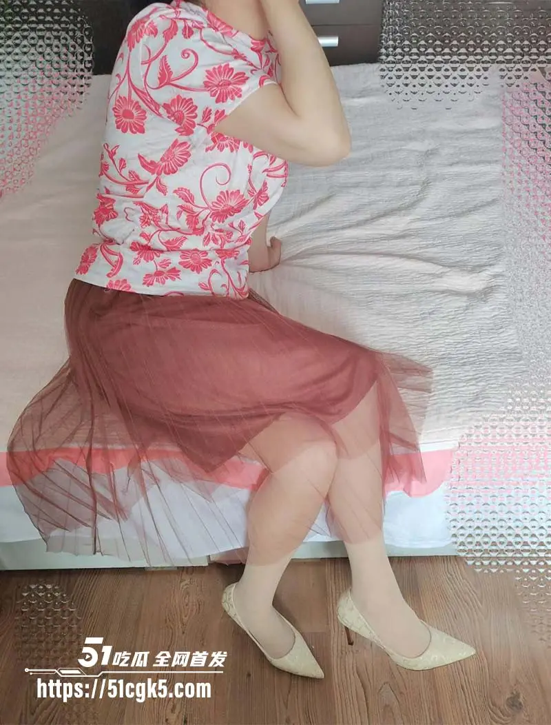 爱穿丝袜的骚妈 继父过生日出去钓鱼了 我在家用大黄瓜插进了妈妈的成熟身体肥逼里 图4