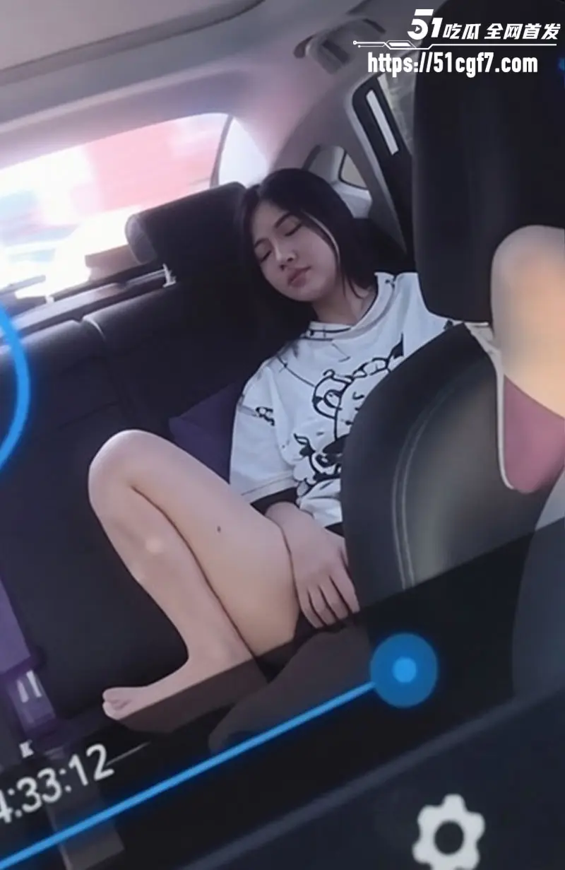 网约车自慰事件 女乘客逼痒难耐掰穴自慰 司机都看傻眼了 图3