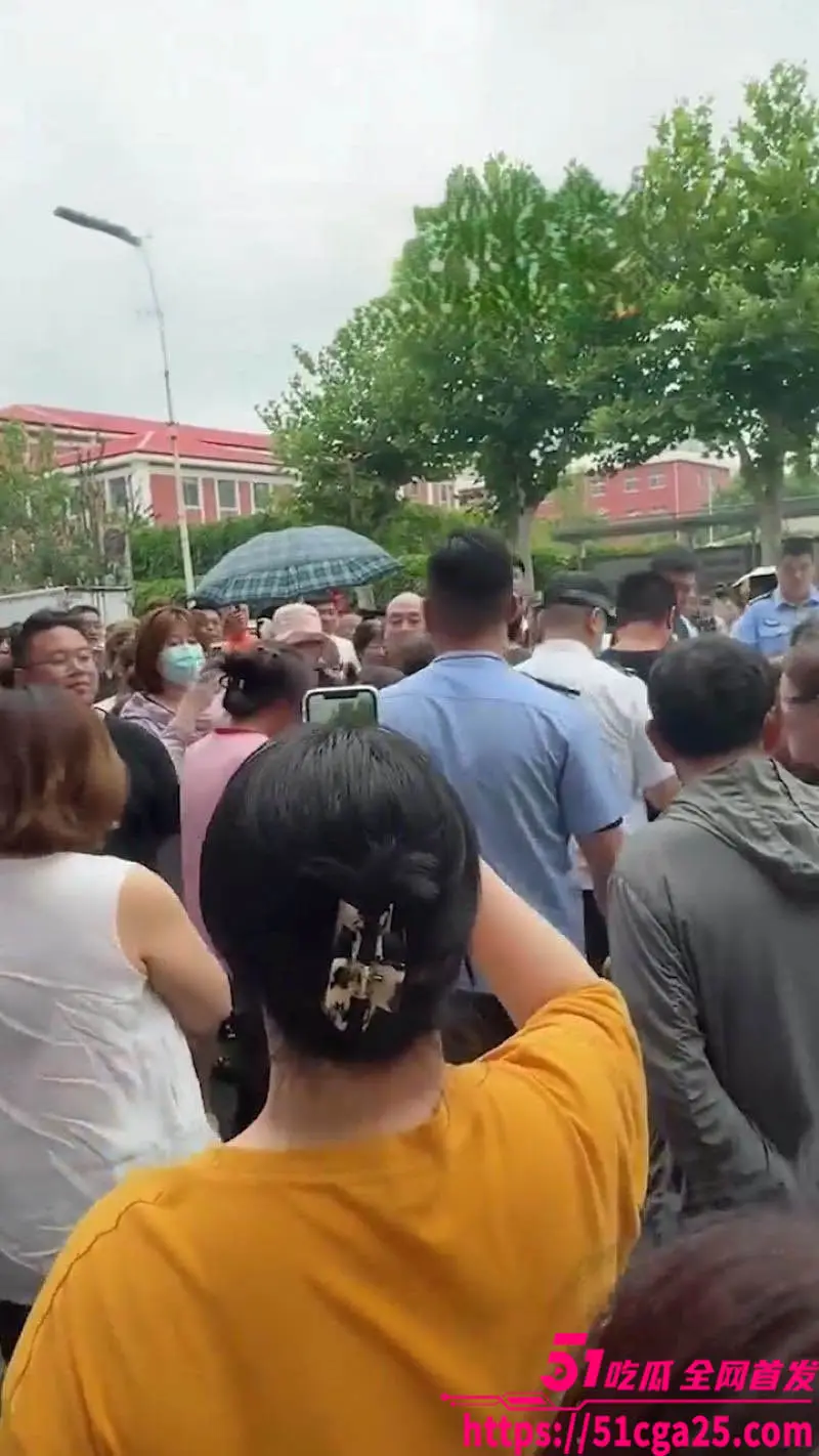 天津最牛公公!儿子抛妻弃子 出轨女主播狂刷百万礼物 公公抹黑儿媳逐出家门 真是上梁不正下梁歪! 图2