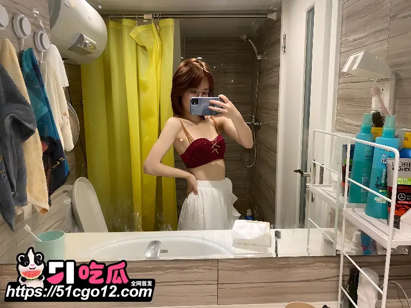 短发辣妹酒店性爱私拍 身着高跟情趣沙发跪舔男友肉棒 床边撅臀后入呻吟不断！ 图3
