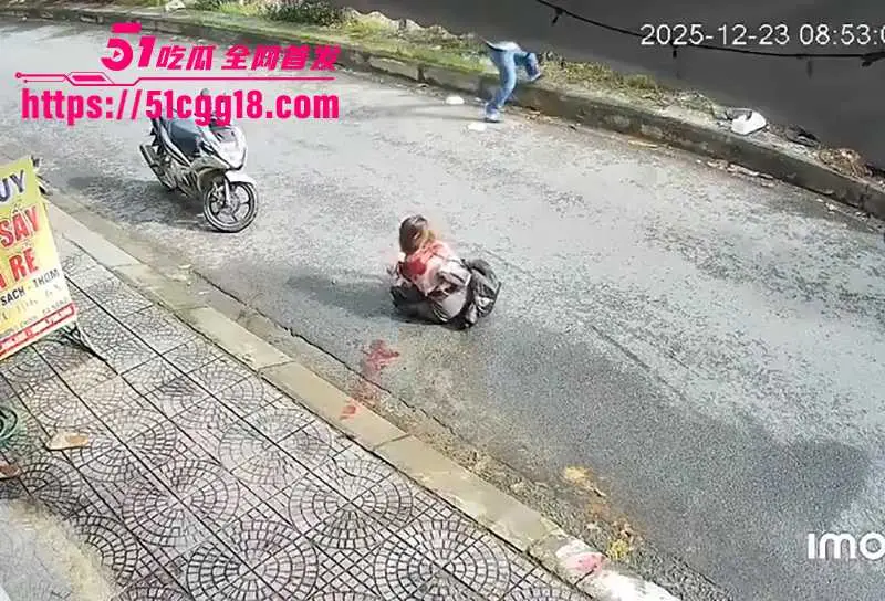 越南惊现血腥杀神！男子当街狂刺女子数十刀 头颈喷血倒地挣扎 现场手刃渣女 监控视频曝出！ 图6