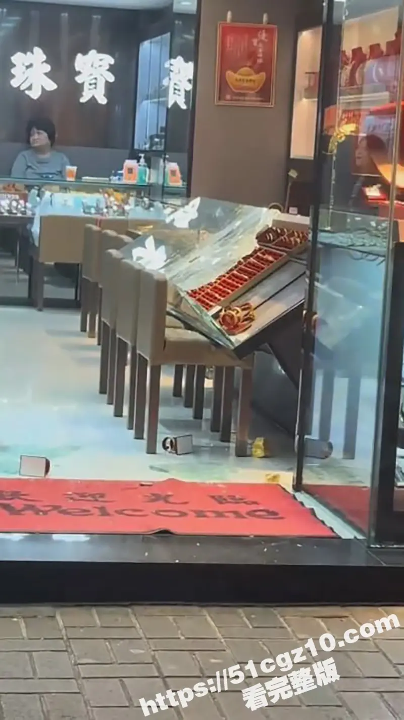 香港发生重大抢劫案 4名男子蒙面持刀及铁锤 闯入上水新丰路南豐珠寶抢劫在大埔失事弃车逃离 现场视频流出! 图6