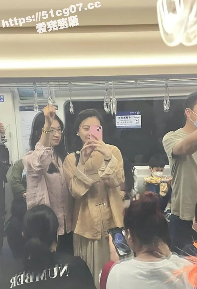 云南省第一人民医院的颜值担当 陈萍萍 为能成功上位科室主任 趴在办公桌上翘着屁股等待被领导后入! 图8