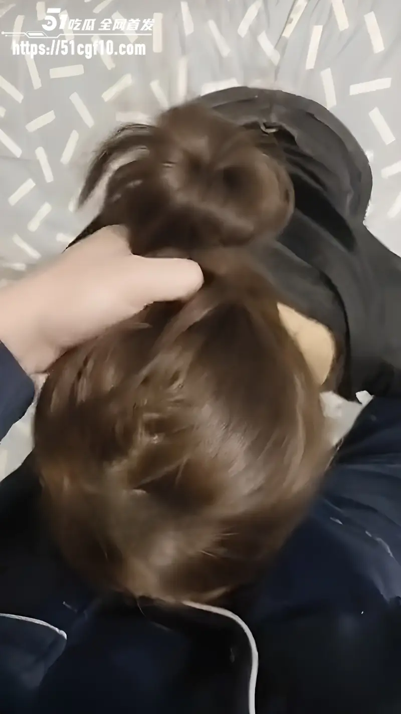 海角大神我的离婚姐姐 老姐交男友后不让我碰 半诱导半强制下上了她! 图3