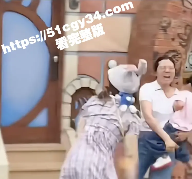 上海迪士尼情侣 和一家三口打架露奶火爆全网 现场完整版视频流出 俩个奶子又白又大十分抢眼！ 图3