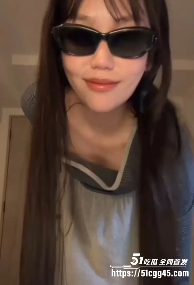 美腿福利姬 玉米最新定制福利 化身萤火虫少女 上演超色情脱衣热舞 全裸甩奶露穴 撩得人勃起硬爆! 图1