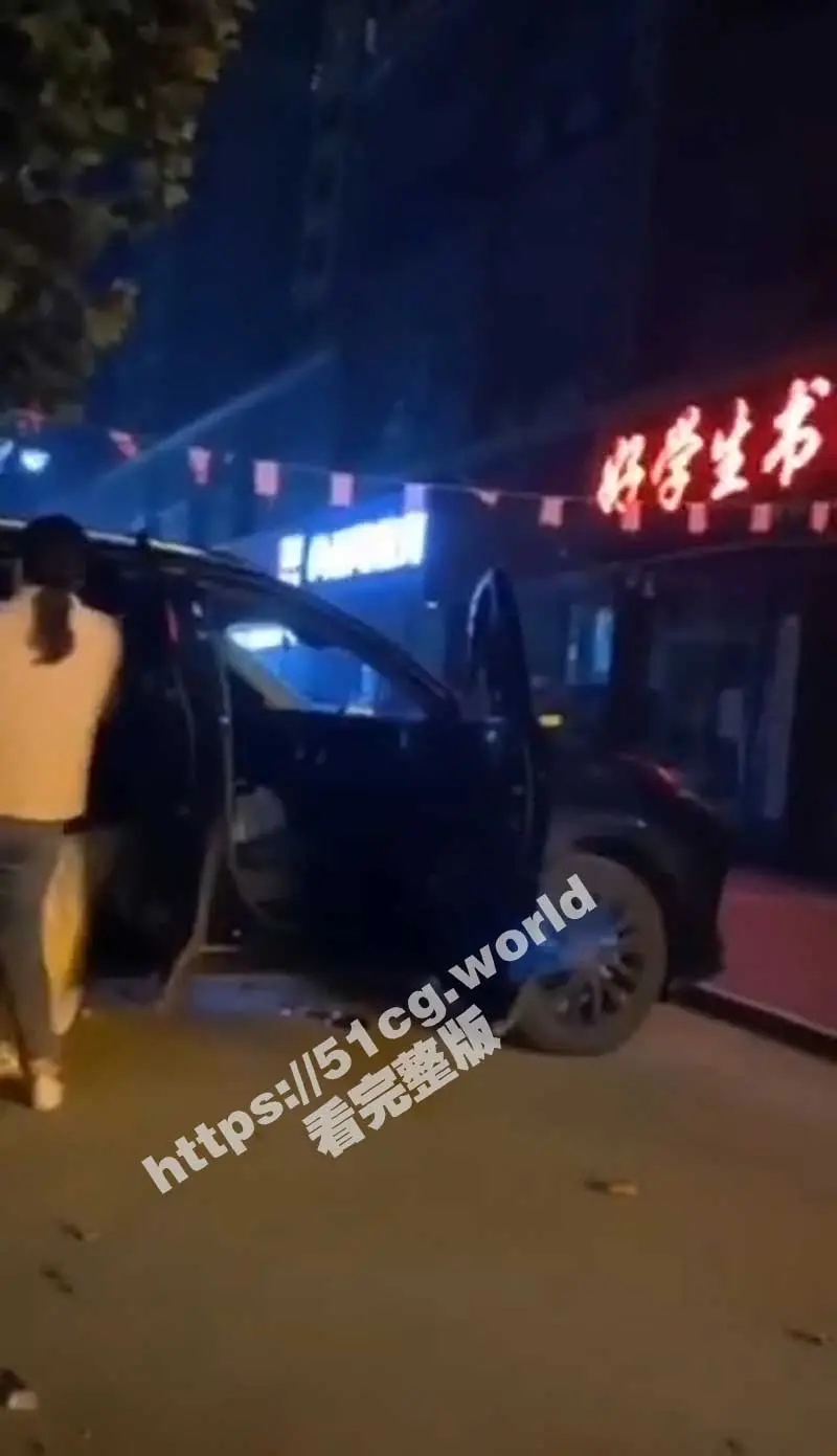 巨野县网红解苗苗 两男一女SUV车斗地主 被原配车内抓包 图1