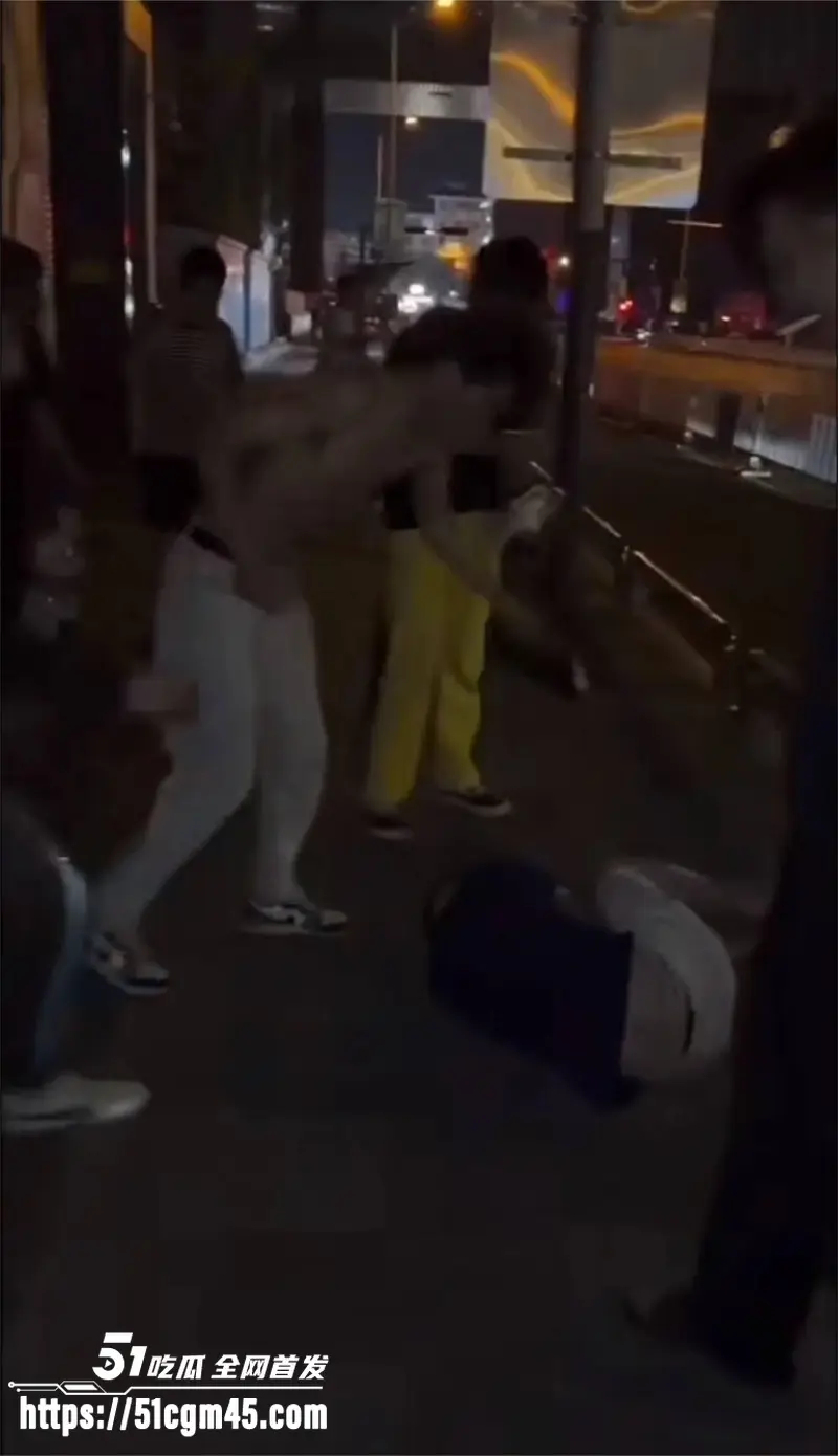 徐州精神小伙暴揍俄罗斯老外 苏宁广场辱华惨遭群殴 这才是我们该有的血性 图6