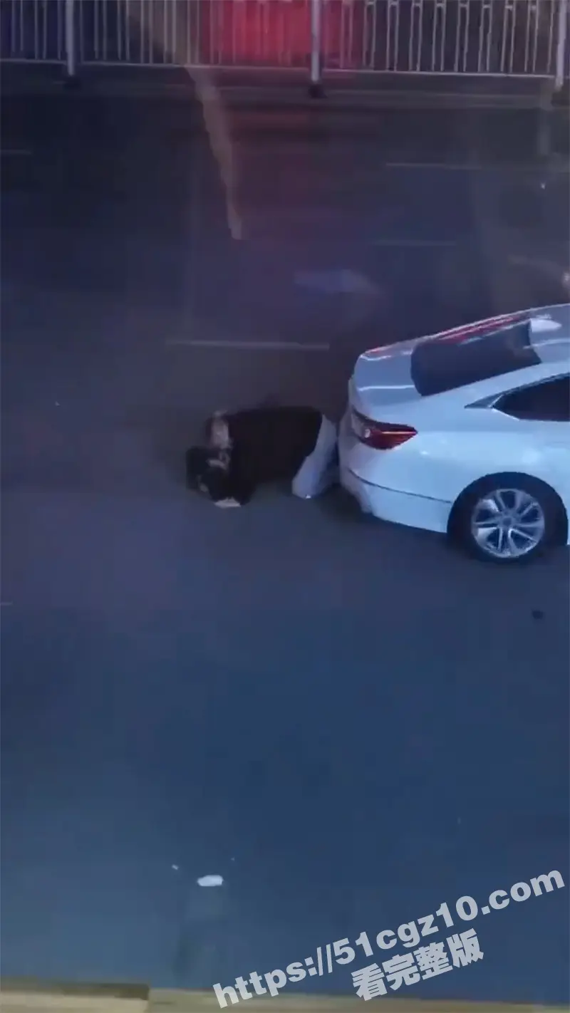 偷拍男女街头野战 一对中年男女 在车后路上激情接吻 这是要野战的节奏啊 有车不用玩的真花花 图3