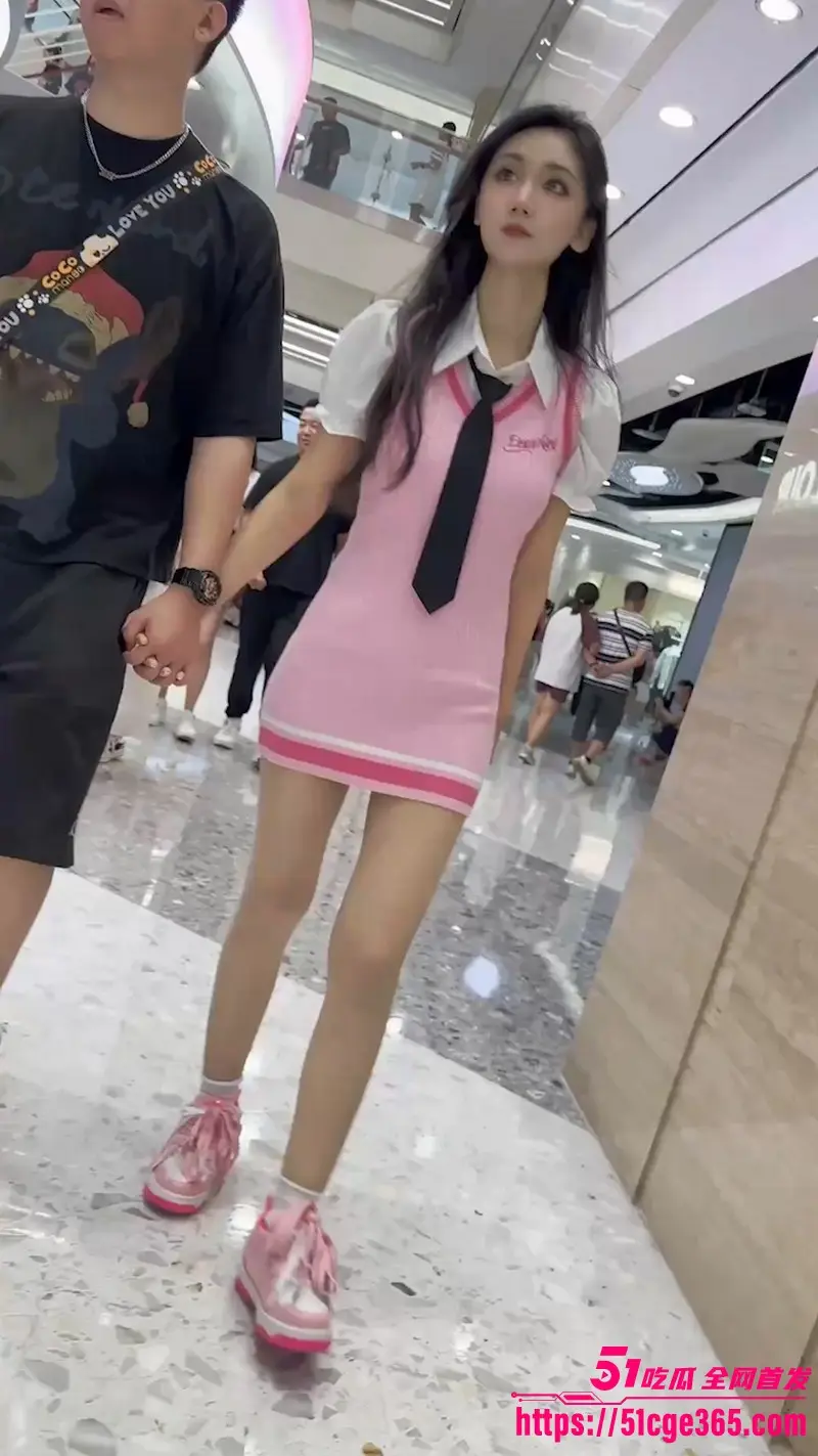 商场超高颜值美女裙底抄底偷拍!粉裙清纯小姐姐 白色底裤高清曝光 翘臀若隐若现简直撸点爆炸! 图1