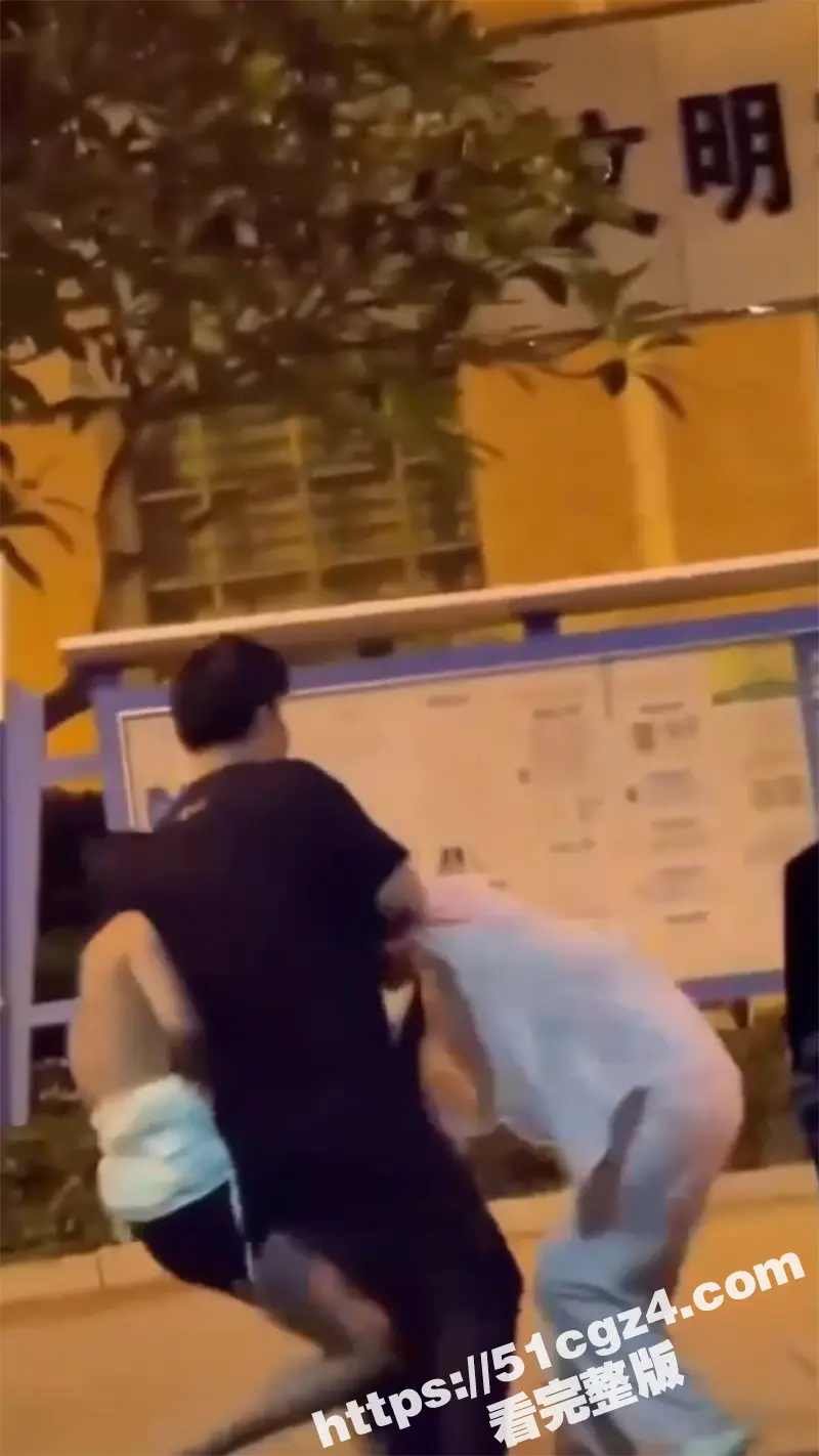 广西街头捉奸现场 性感小三被原配抓住 衣服都快被扯掉了 原配崩溃大喊：去我床上搞啊 图2
