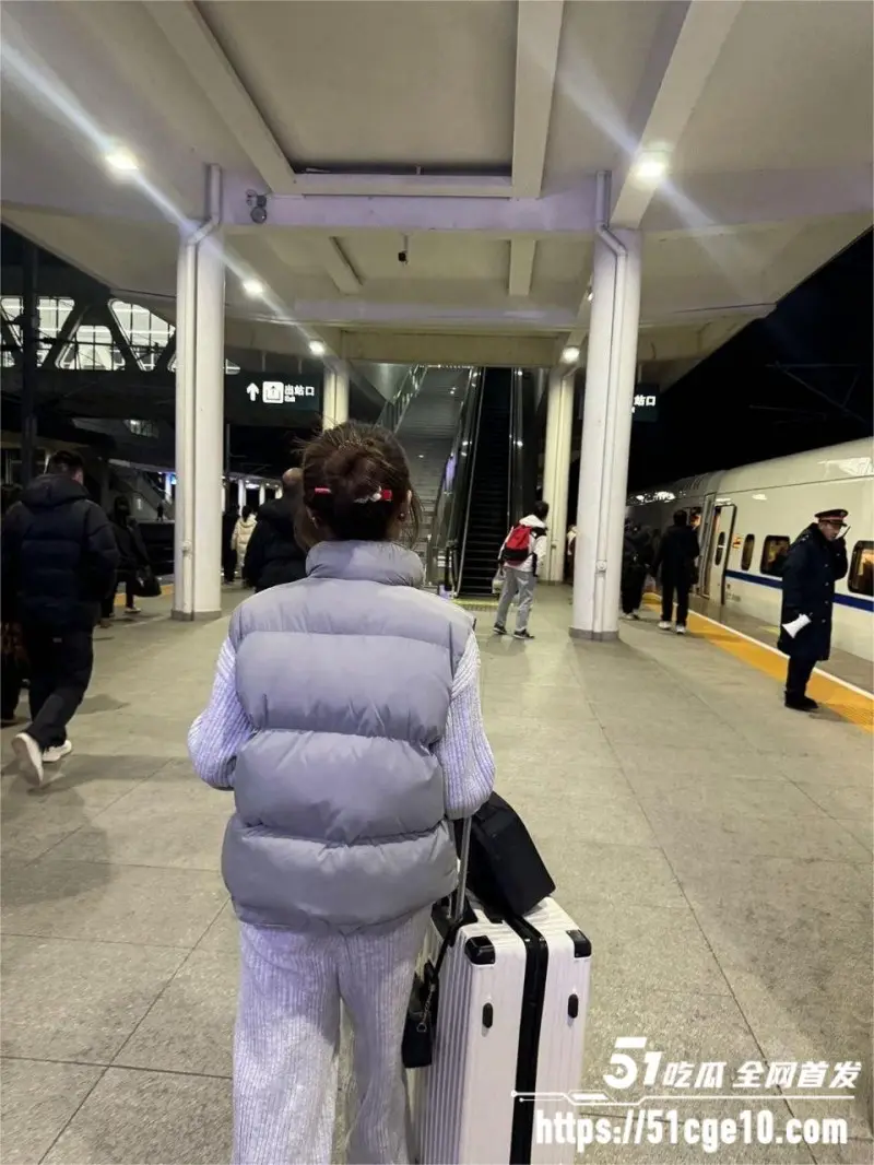 海角原创大神 我的离婚姐姐 酒店成功拿下姐姐黑丝闺蜜 中途换上白袜带来极致快感 图2