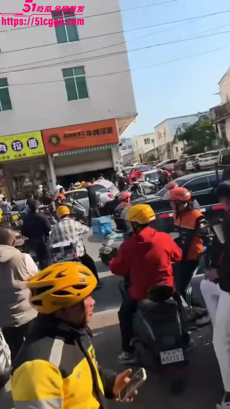 汕头澄海美洲牛肉汉堡店挂横幅 狗与外卖员禁止入内 几百名外卖员组团讨说法 现场视频完整版流出! 图5