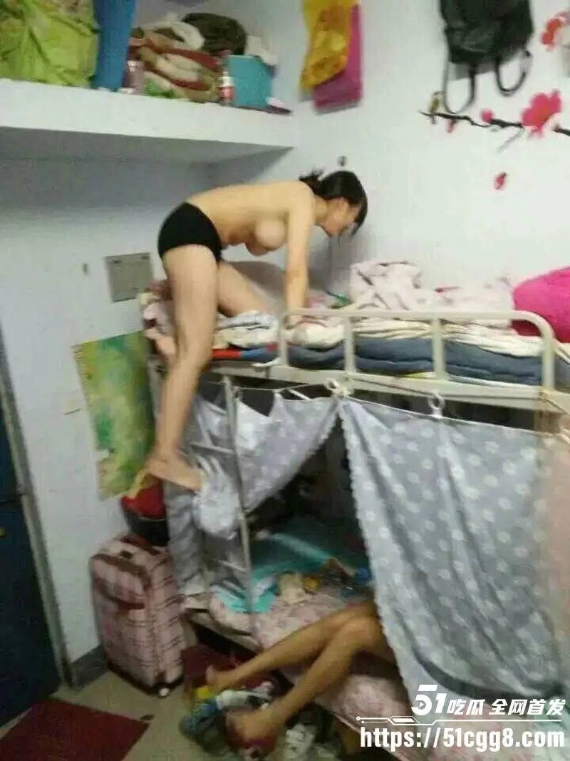 女大学生偷拍舍友浴后私密视频流出 第一视角紧张刺激 浴室白嫩娇躯全裸露出 画面香艳无比! 图3