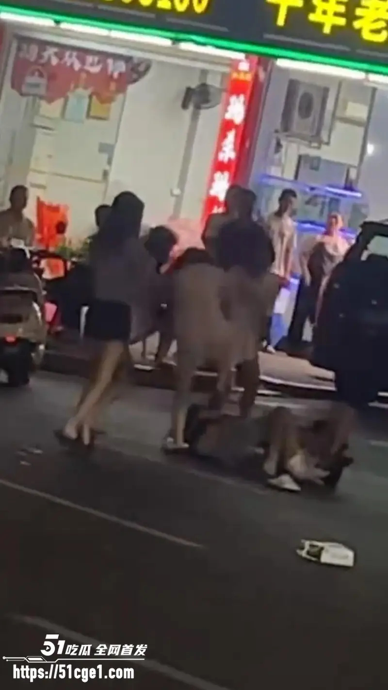 精神小妹街头冲突现场 衣服撕裂大长腿全露 身材惊艳火辣太养眼！ 图7