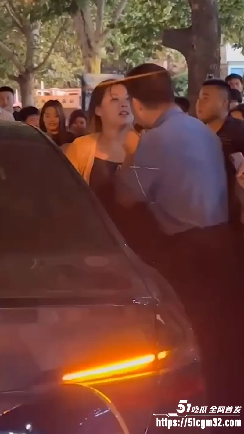 老公开原配的车载小三出行 被原配马路堵死当场抓奸 街拍视频刷爆本地朋友圈! 图2