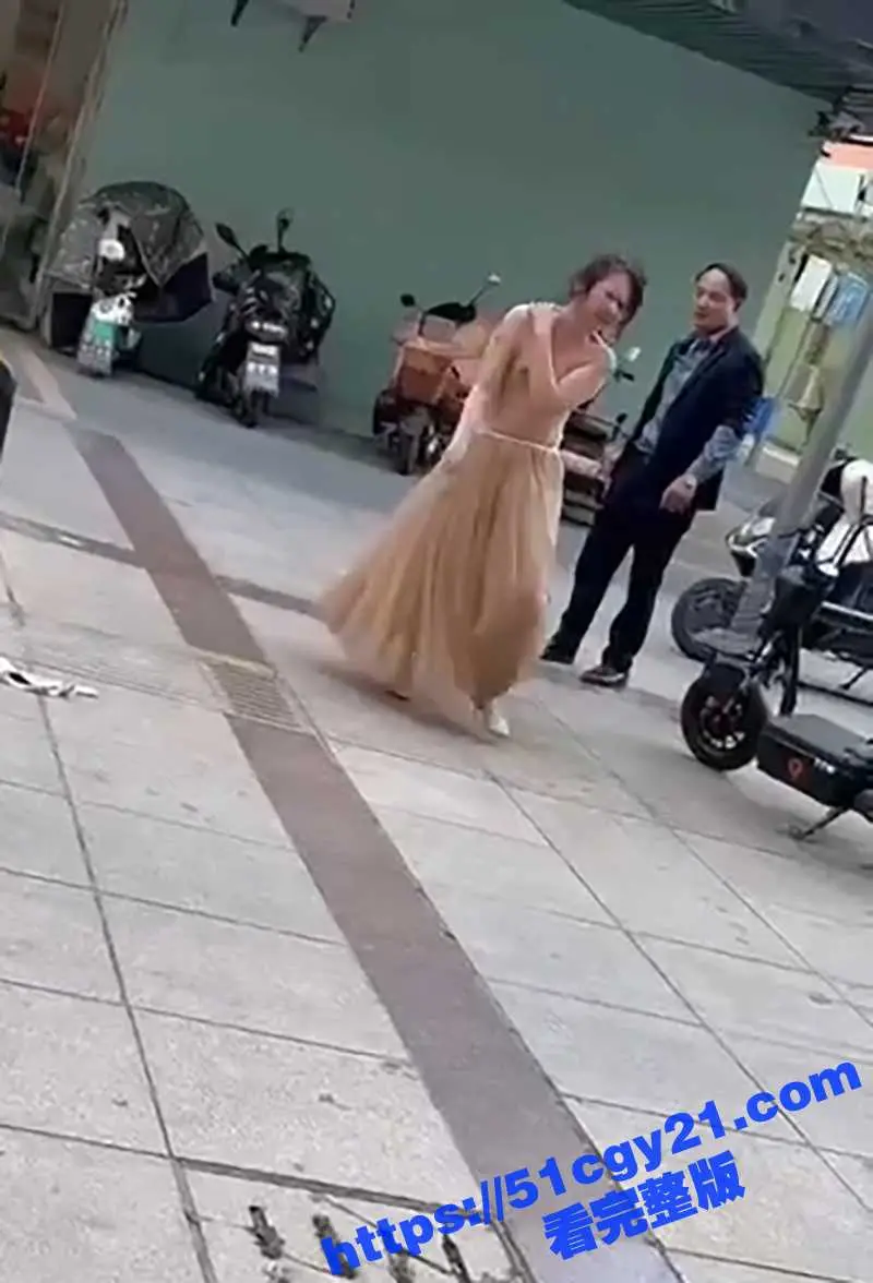 情侣吵架渣男竟逼美妇脱光还债！大奶美女赤裸崩溃大喊 好心路人出手帮忙 完整视频炸裂全网！ 图5