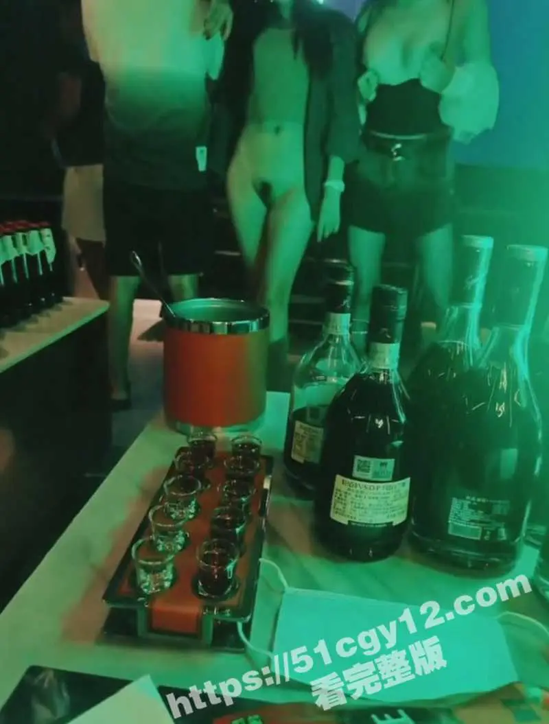 裸场KTV大赏！坐台小仙女们全裸激情骚舞 白嫩翘臀怼脸求操 瓜友们趁没整顿 快组团玩逼去啊！ 图2
