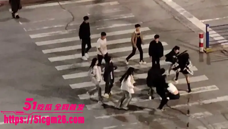 19岁精神小伙精神小妹 马路约群架 场面混乱如同古惑仔重现江湖! 图6