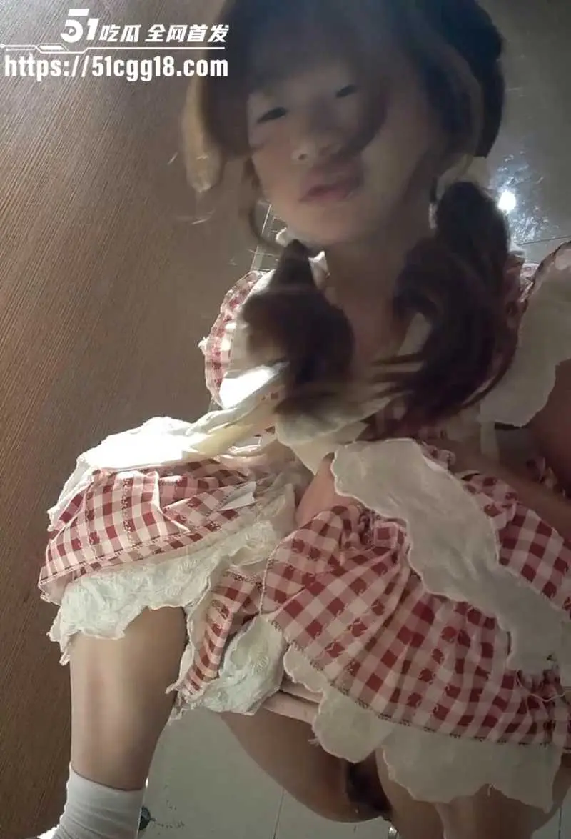 酒吧女厕高清偷拍 多位清纯美女脸穴同框 角度专业阴毛阴唇清晰可见 各种美鲍器型喷出热尿! 图4