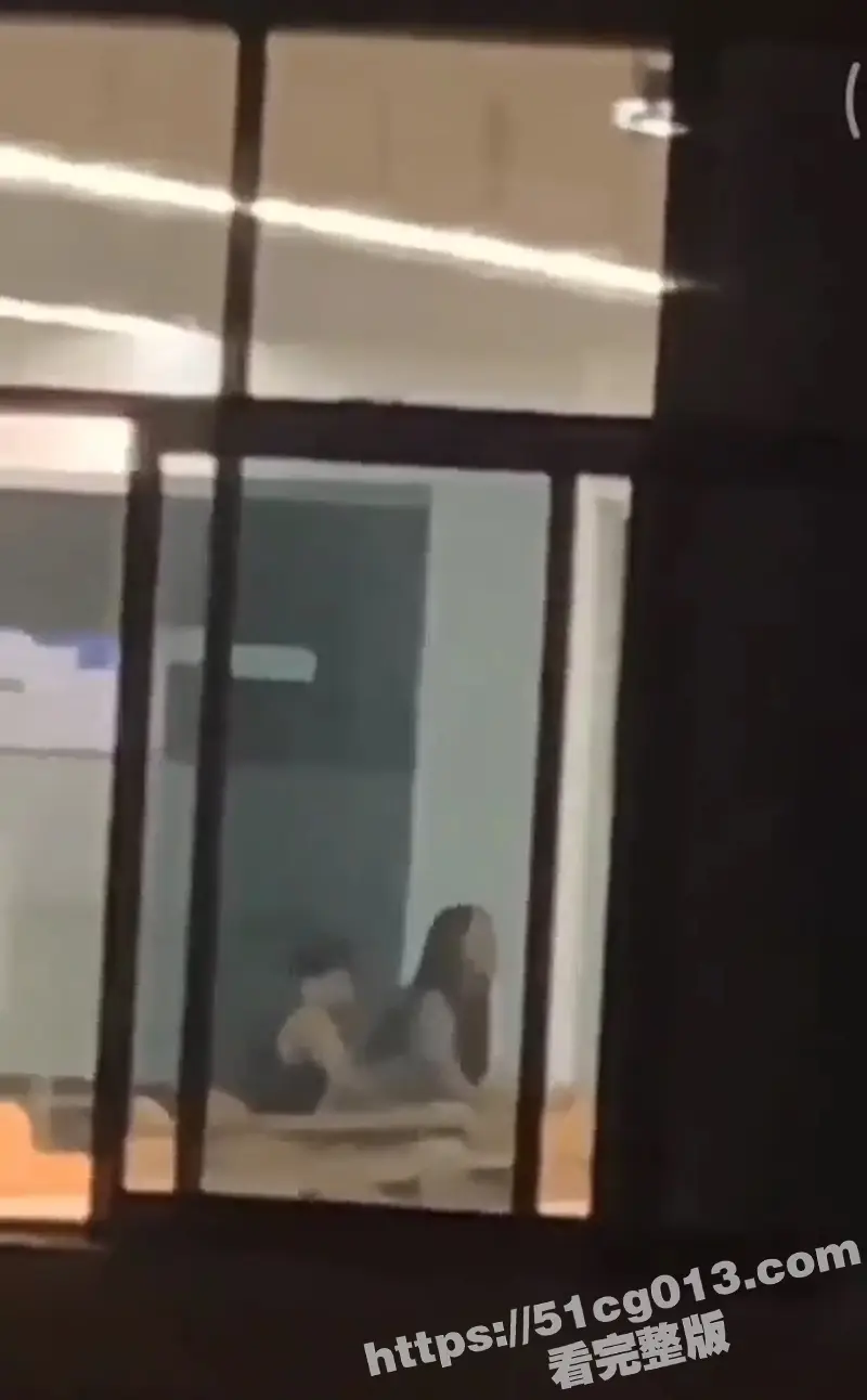 四川传媒学院再爆大瓜 情侣深夜在教室开灯打扑克 引众人围观拍摄 随后不雅视频流出引热议 图6