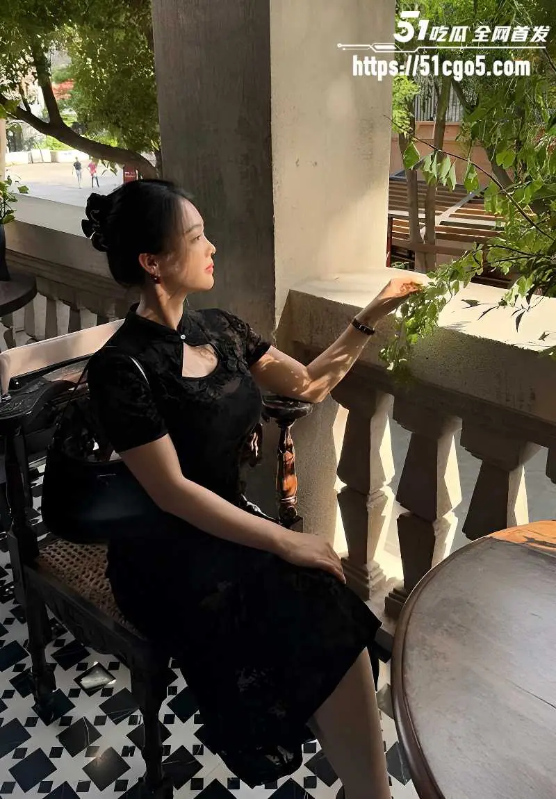 海角乱伦大神漂亮表姐 第一次口爆情趣装姐姐 深喉八分钟吞吐龟头 射满嘴里 图1