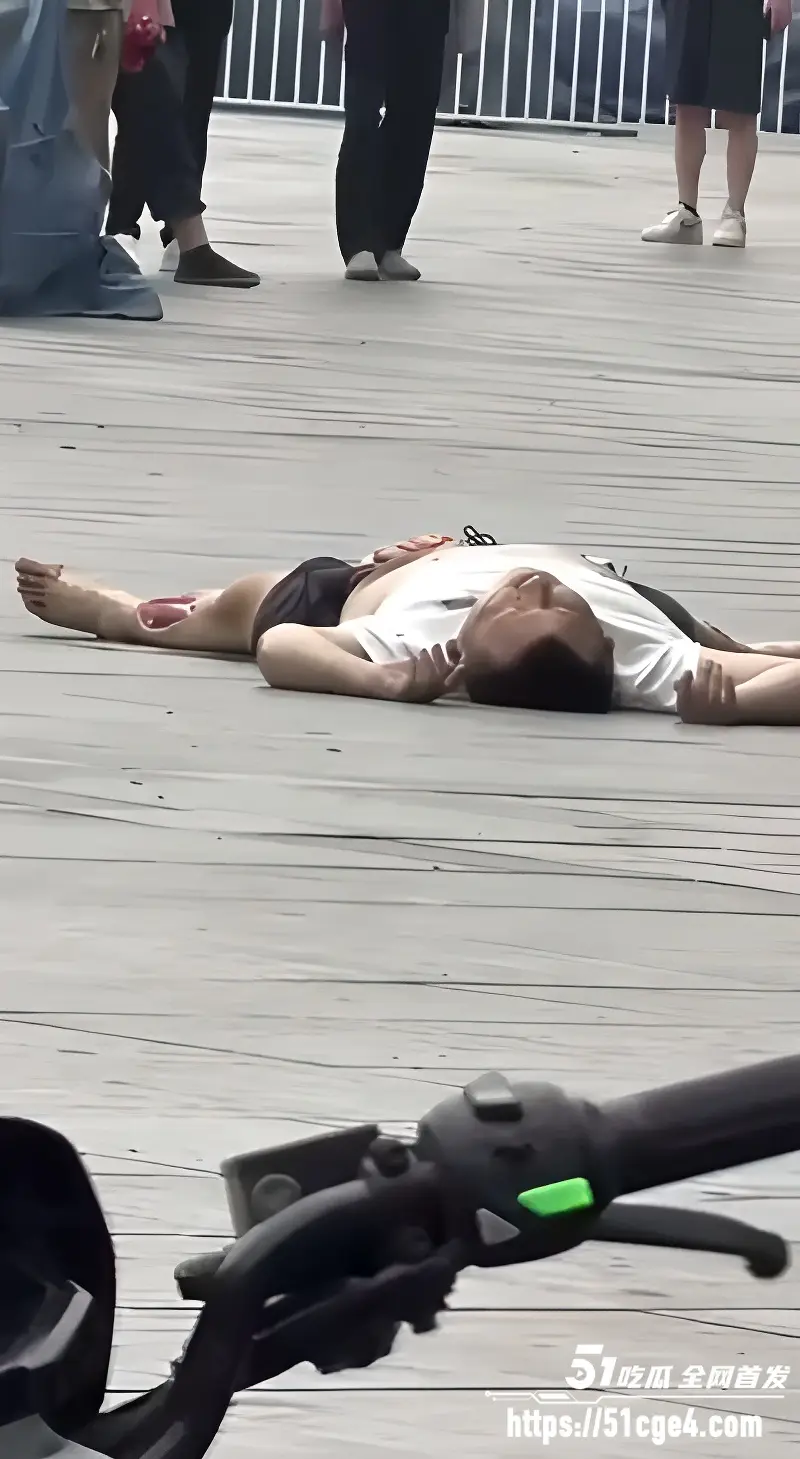 安徽淮北国购广场 男子赌球失利 跳楼身亡 肠子外露双腿摔断 现场惨烈引发围观 图3