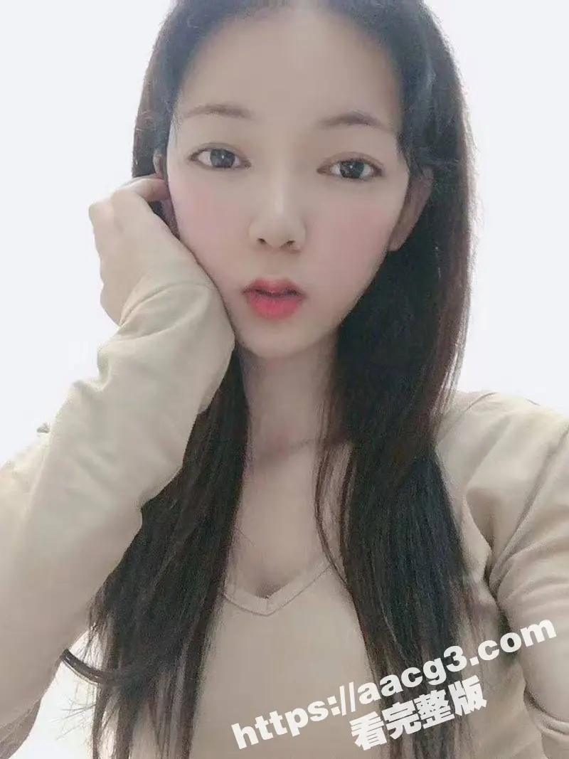高颜值巨乳大学生 身材一流皮肤白嫩 雪白坚挺的巨乳 这胸型是真的赞 粉粉嫩嫩真想上去吃一口 图1